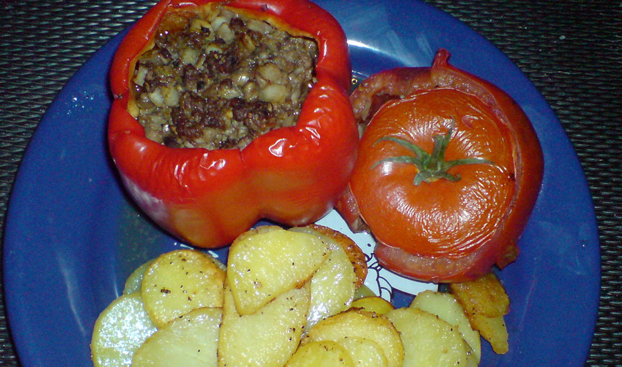 Gevulde paprika en tomaat