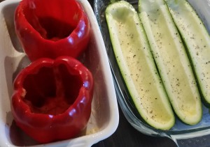 Paprika en courgette uitgehold in een ovenschaal