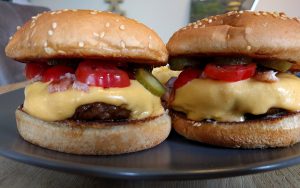 Hamburger gebouwd met bacon en cheese